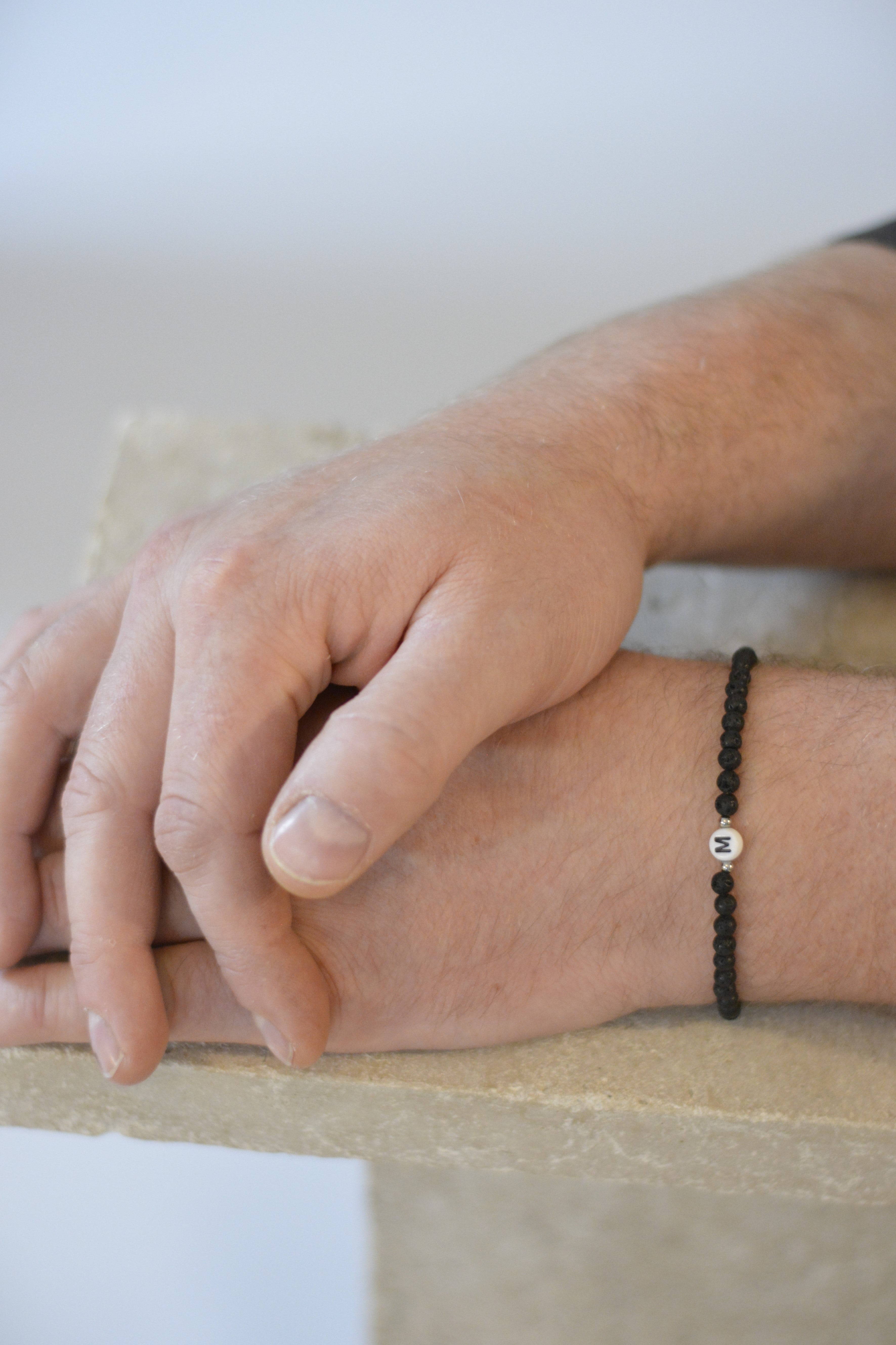 Lavaperlen‑Armband – personalisierbar mit Initialen