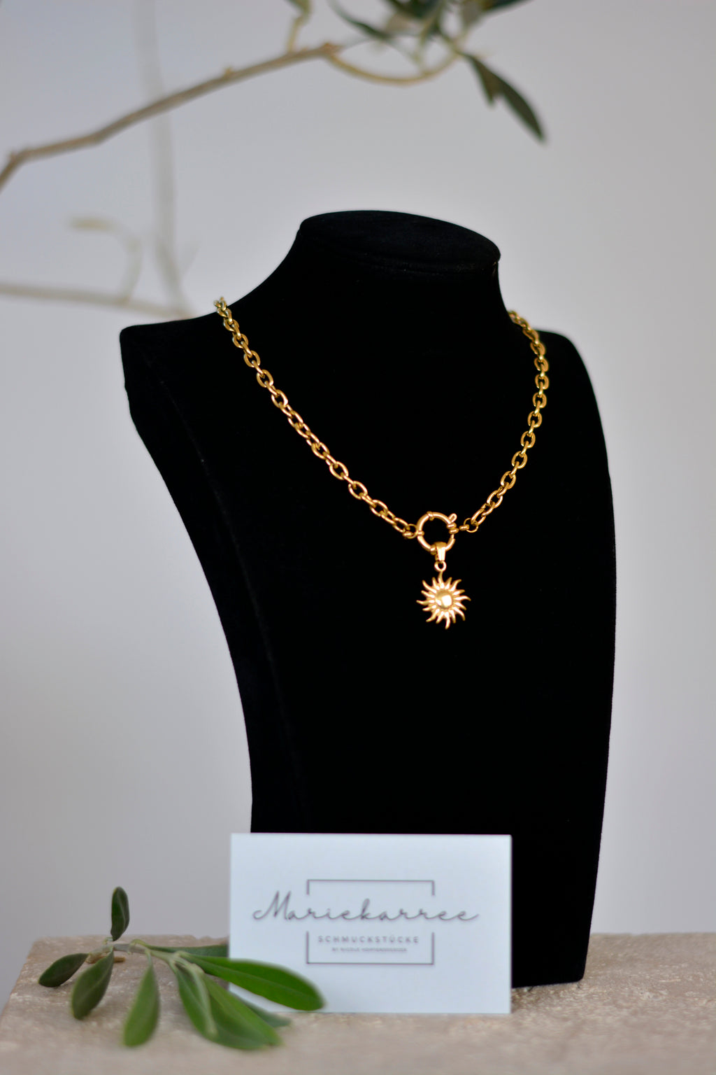 Markante Titanstahlkette mit Sonnenanhänger - moderner Schmuck