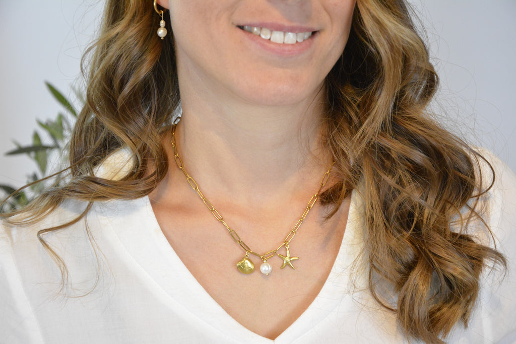 Goldene Gliederkette mit maritimen Anhängern: Seestern, Muschel & Perle
