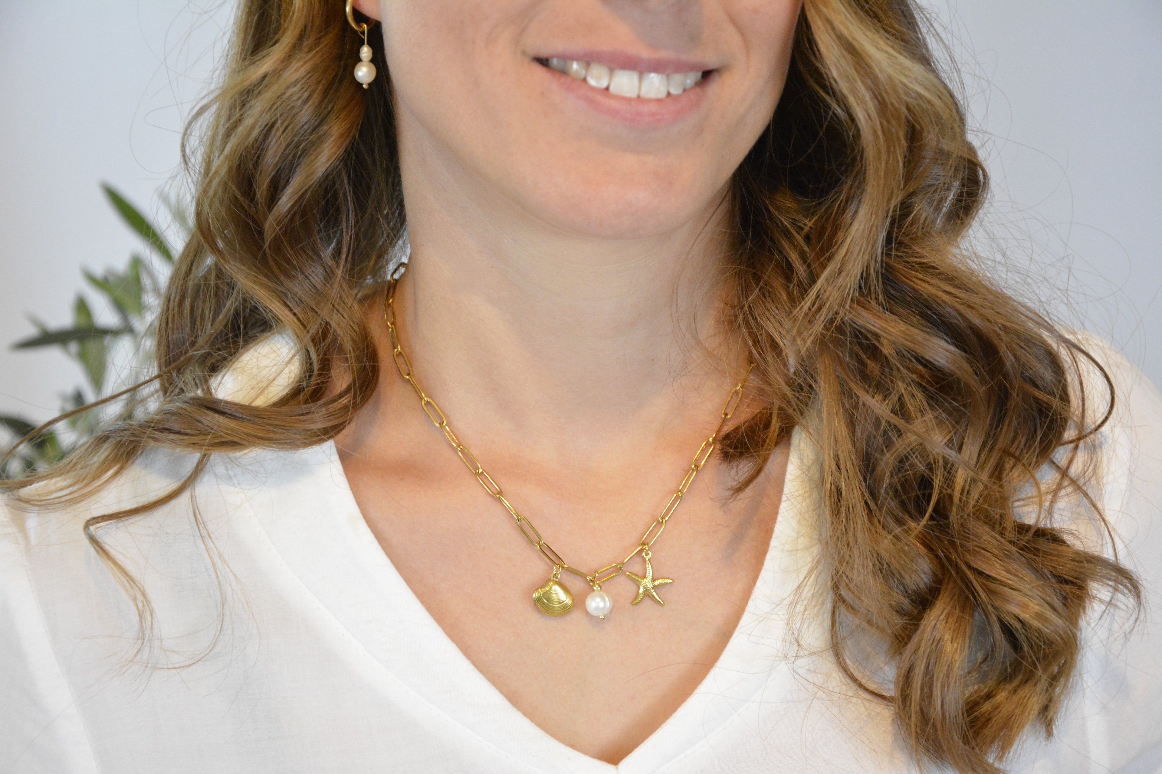 Goldene Gliederkette mit maritimen Anhängern: Seestern, Muschel & Perle