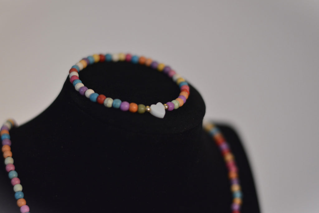 Sommerliches Armband mit bunten Steinperlen - Perlmuttherz als Highlight