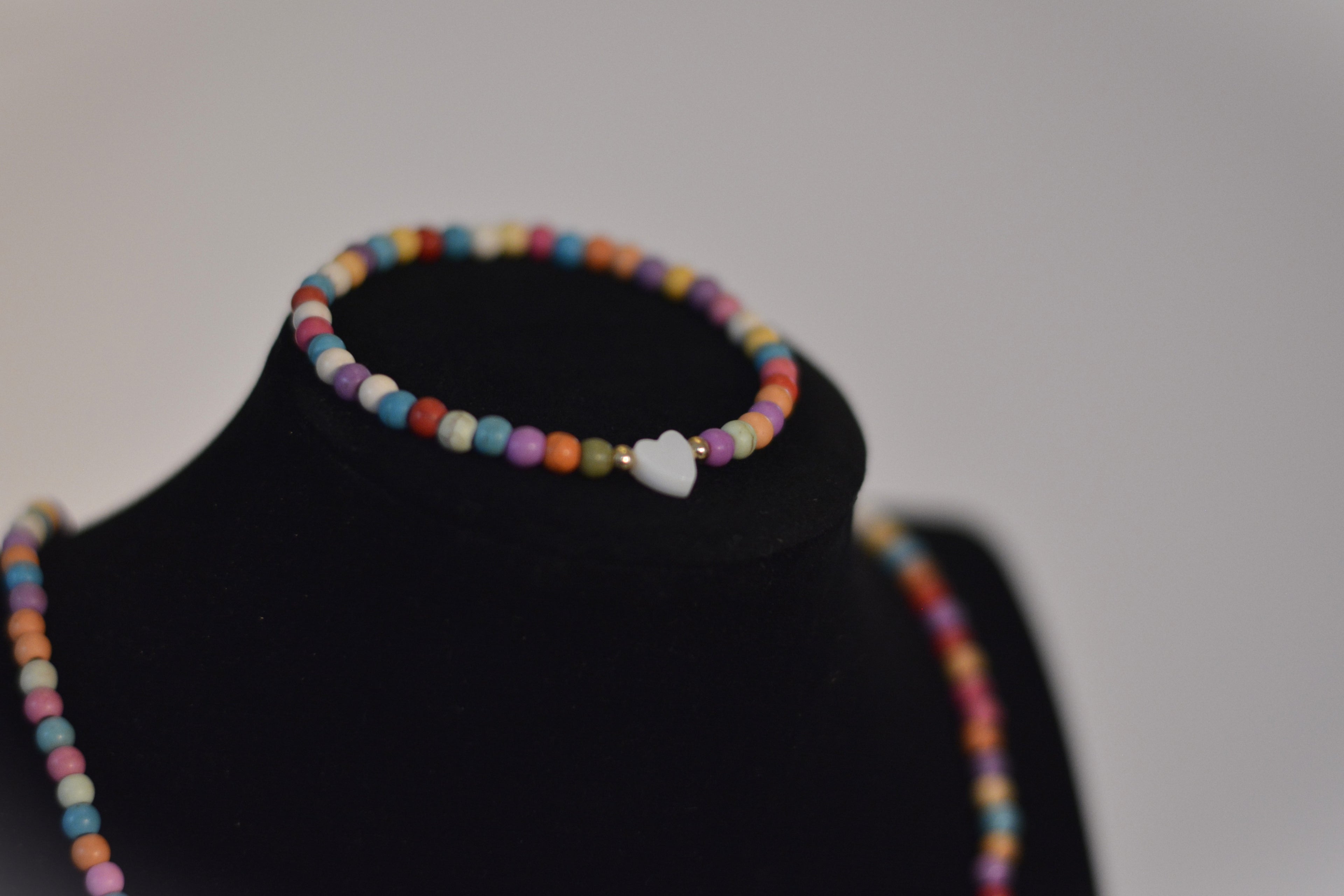 Sommerliches Armband mit bunten Steinperlen - Perlmuttherz als Highlight