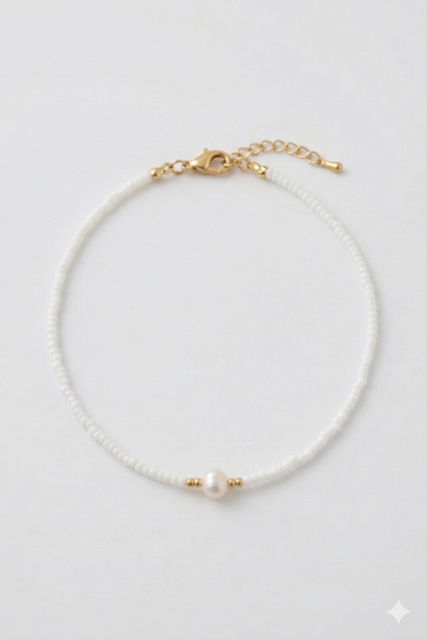 Minimalistisches Fußkettchen mit weißer Süßwasserperle und kleinen weißen Glasperlen