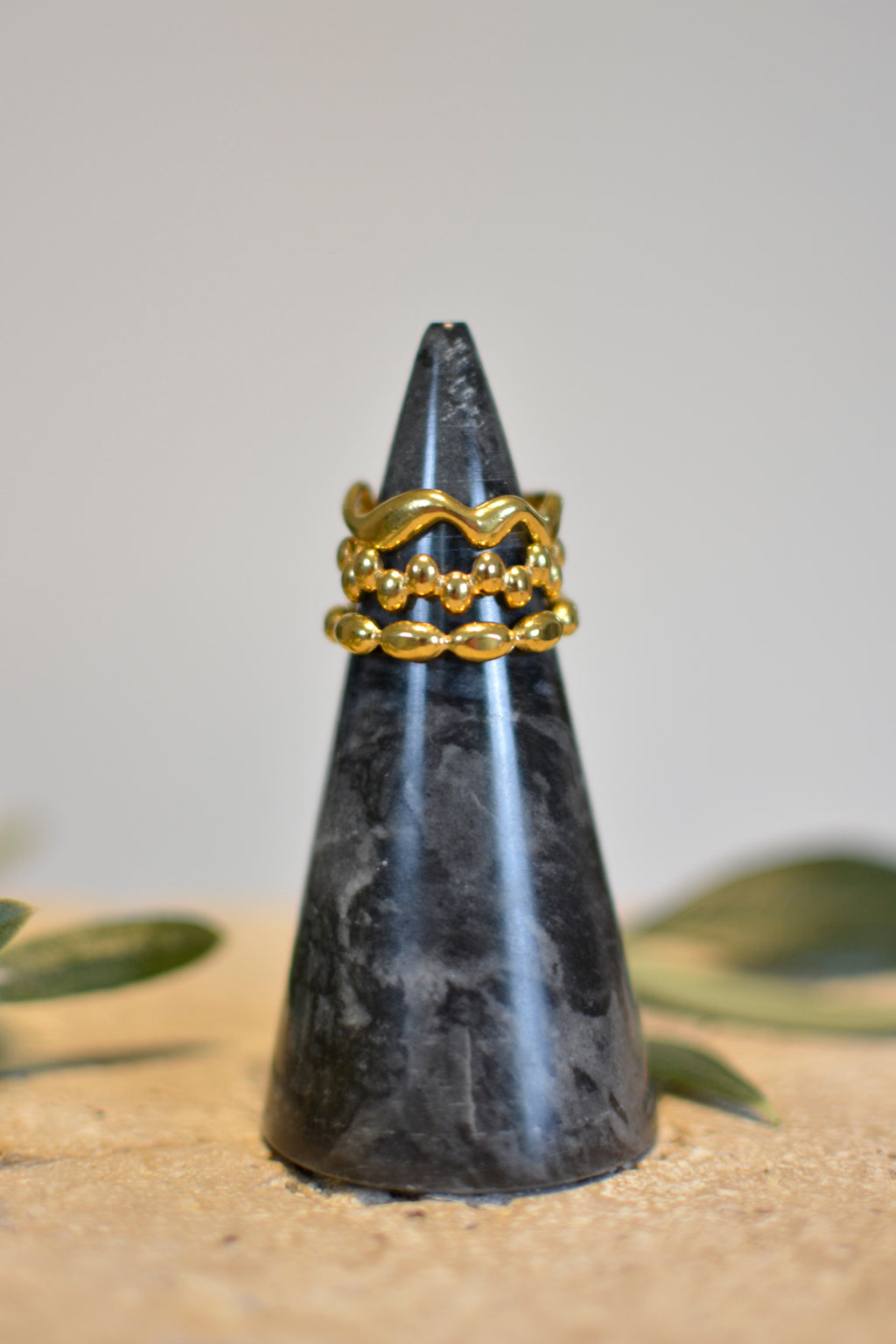 Goldfarbener Kugel-Ring im Wellen-Design