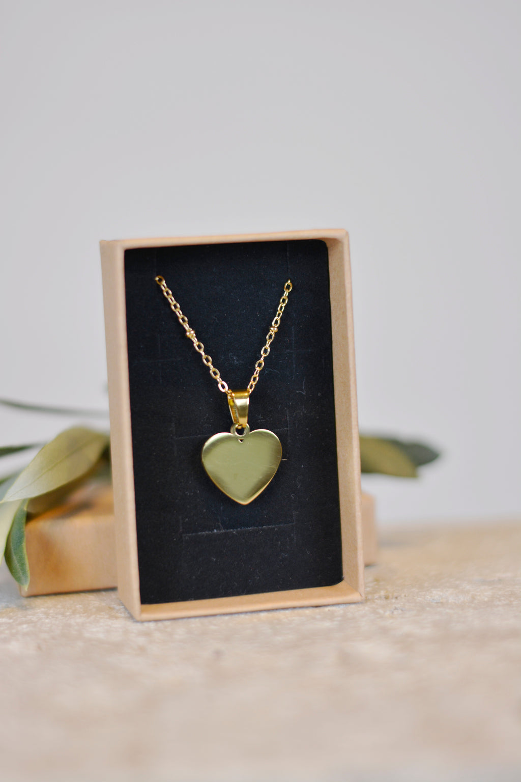 Goldene Halskette mit Herzanhänger – Schlichtes Design aus Edelstahl gravierbarer Anhänger