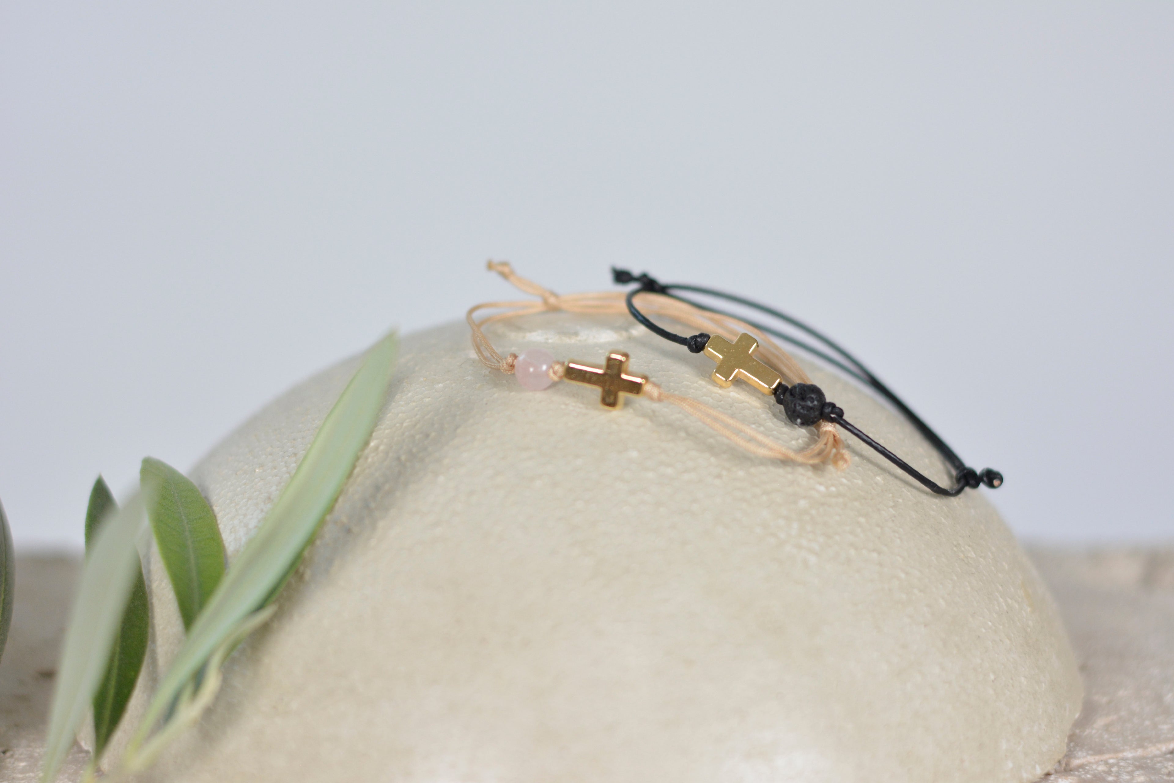 Zartes Nylonband oder Lederband mit Kreuz und Lava- oder Rosenquarzperle Geschenk für Kinder zur Erstkommunion, Konfirmation oder Firmung