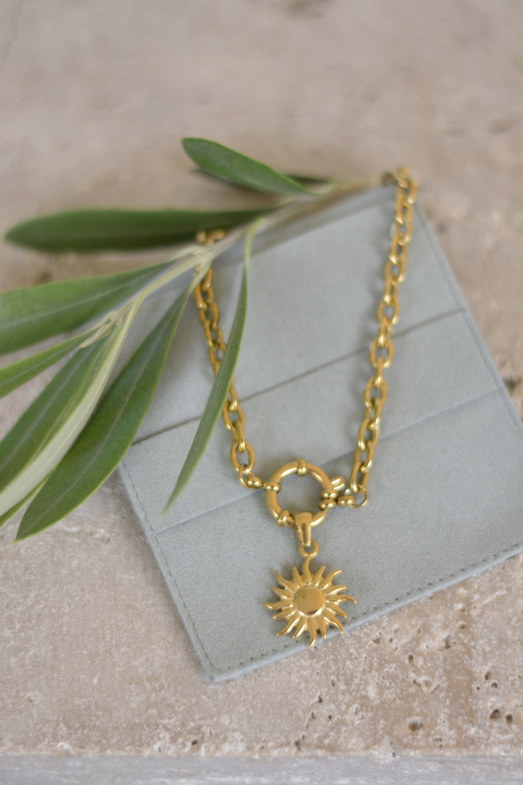 Markante Titanstahlkette mit Sonnenanhänger - moderner Schmuck