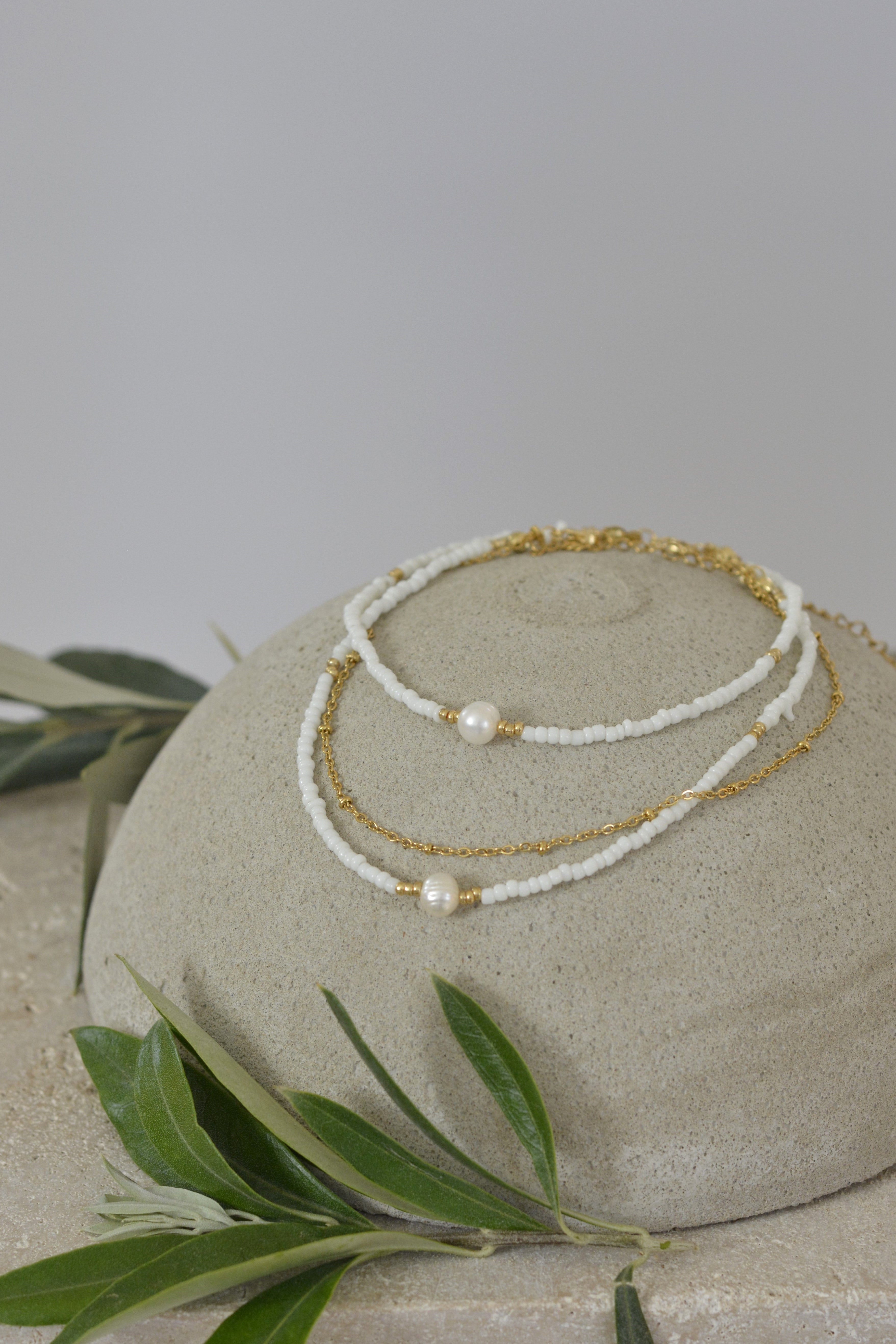Fußkette in weiß-gold - Highlight ist eine Süßwasserperle