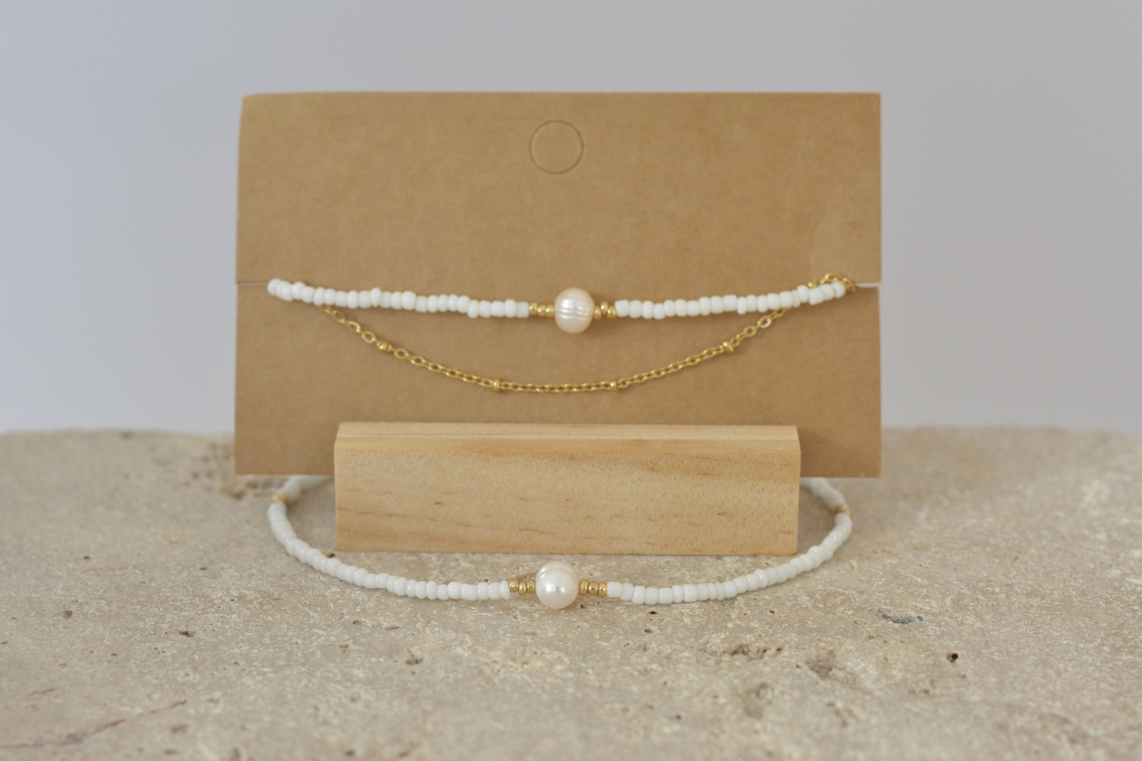 Minimalistisches Fußkettchen mit weißer Süßwasserperle und kleinen weißen Glasperlen