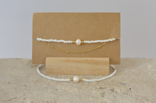 Minimalistisches Fußkettchen mit weißer Süßwasserperle und kleinen weißen Glasperlen