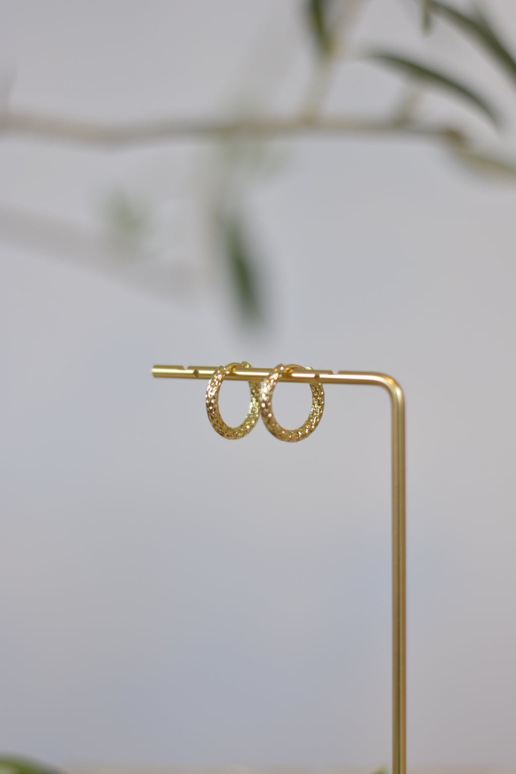 Moderne crushed Creolen - silber und gold