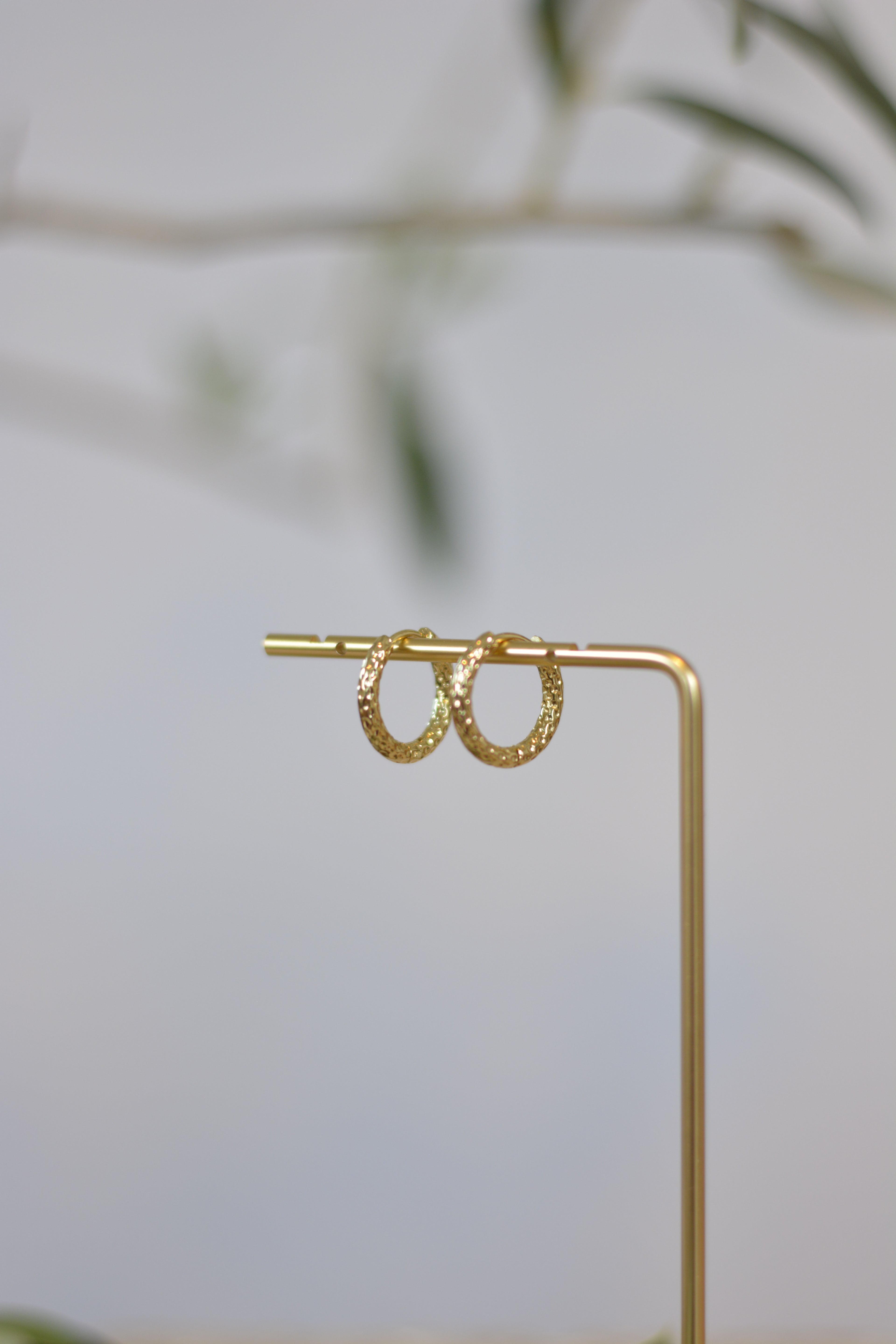 Moderne crushed Creolen - silber und gold