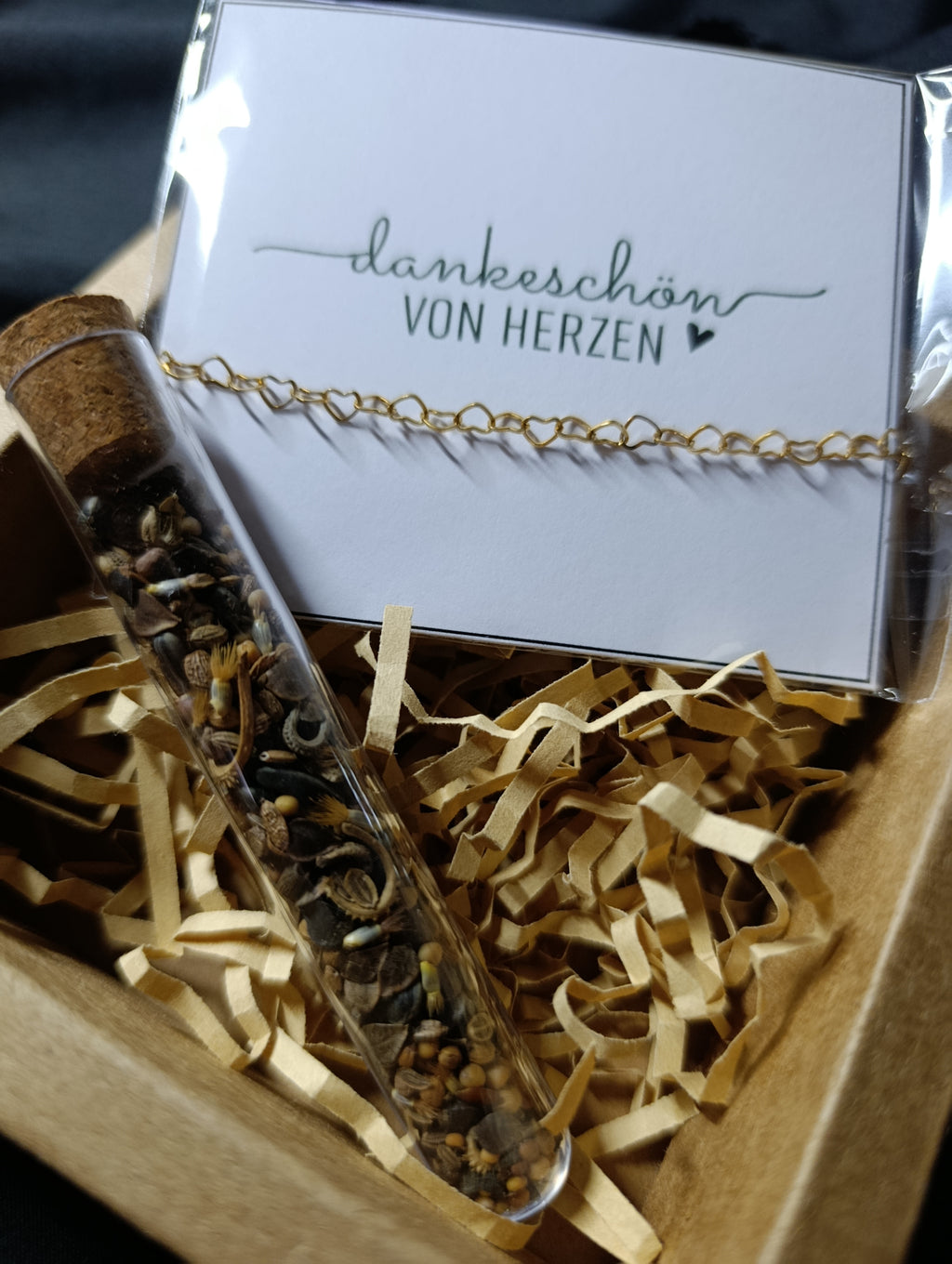 Geschenk für Erzieherinnen oder Lehrerinnen - Armband mit Perlmuttherz Mondstein Rosenquarz Herzarmband