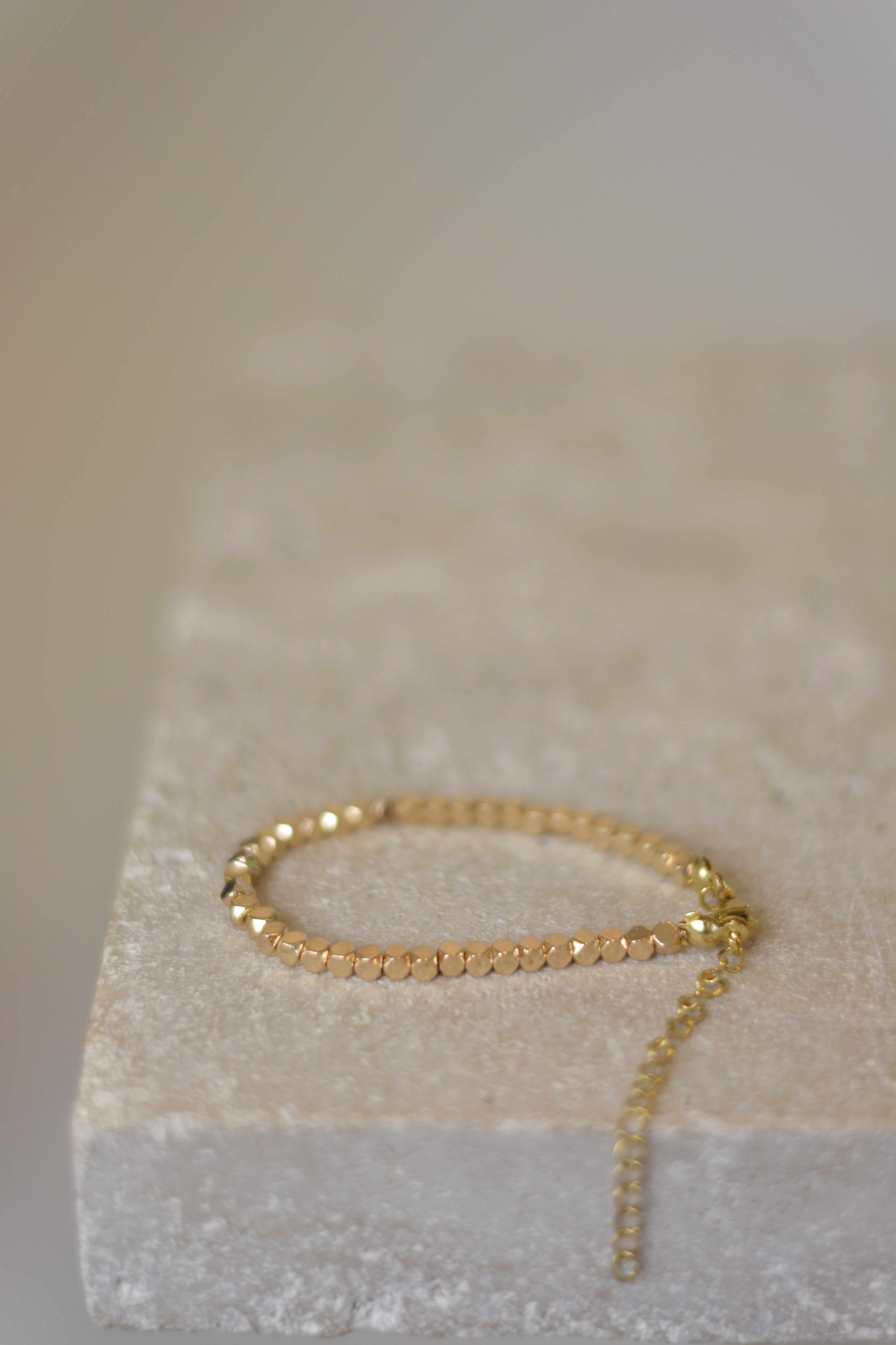 Minimalistisches Kugelarmband in Gold-Optik