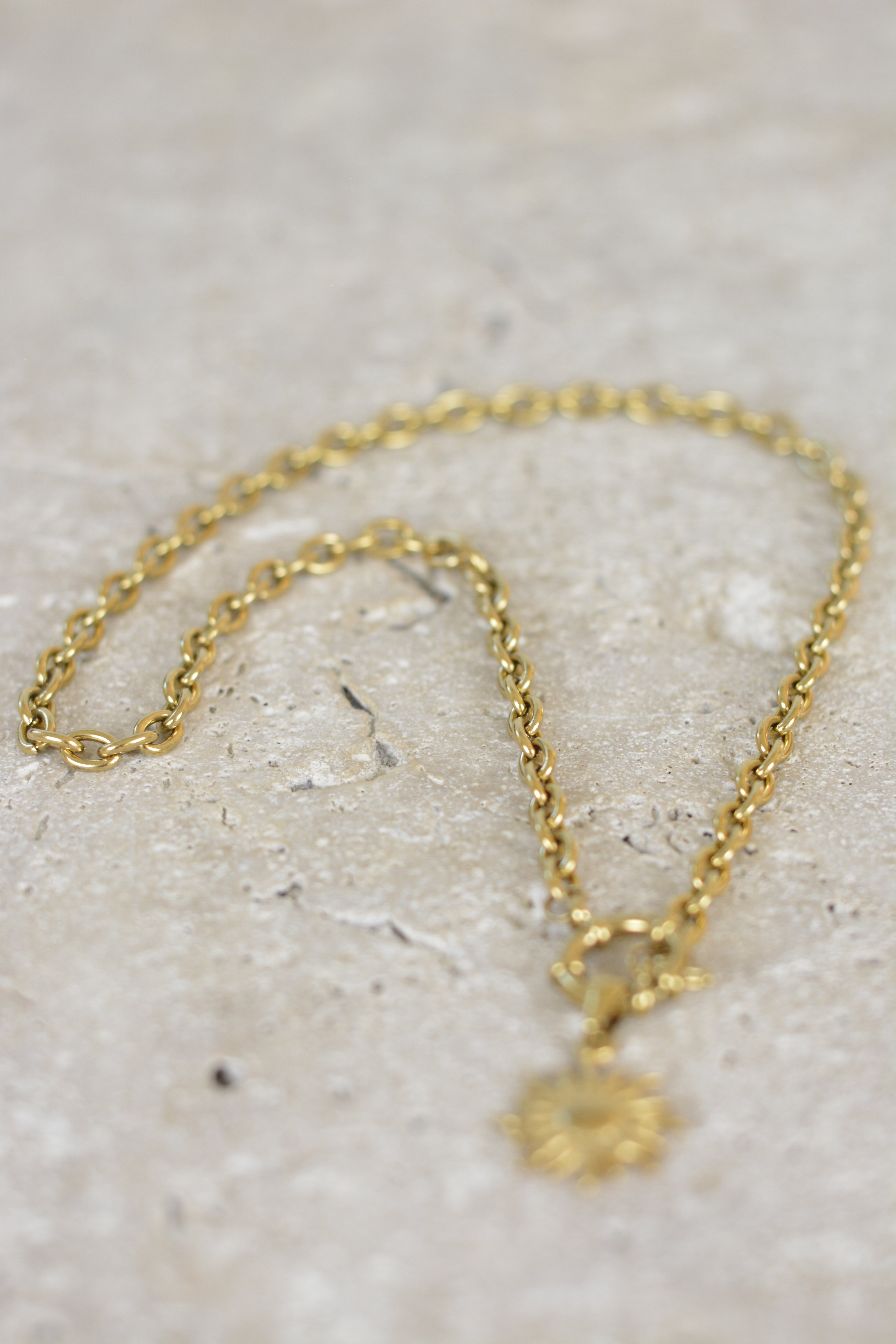 Markante Titanstahlkette mit Sonnenanhänger - moderner Schmuck
