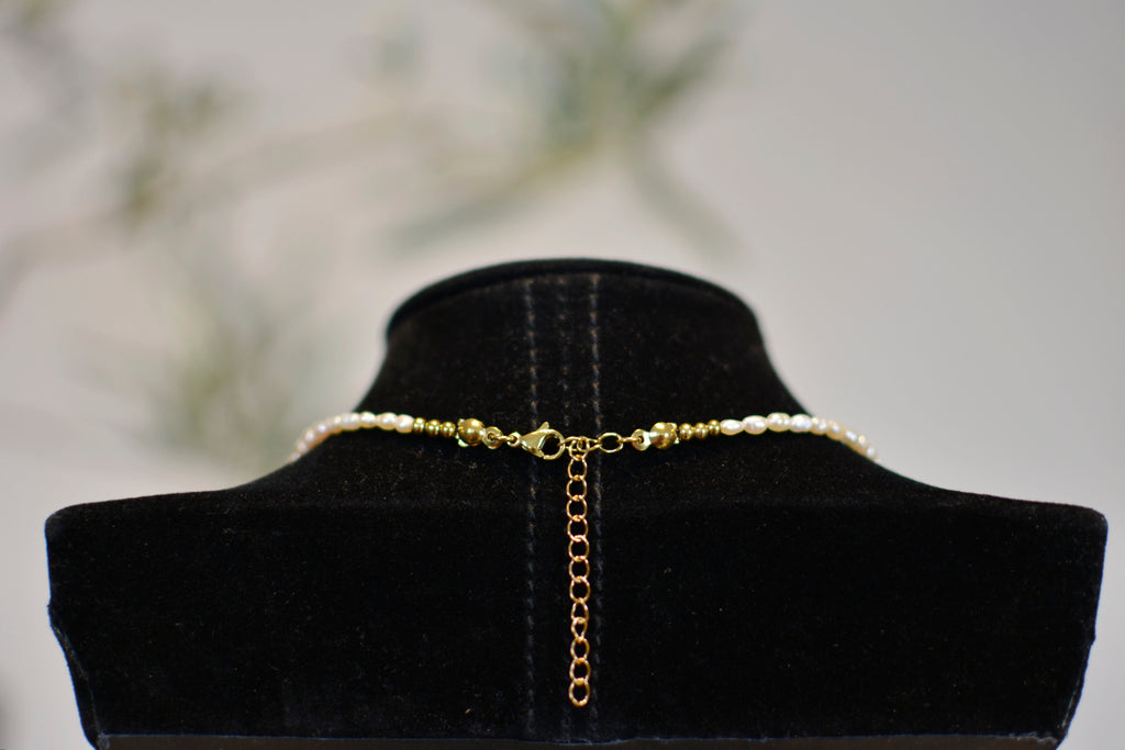 Minimalistische Choker-Kette aus feinen weißen Süßwasser-Reisperlen