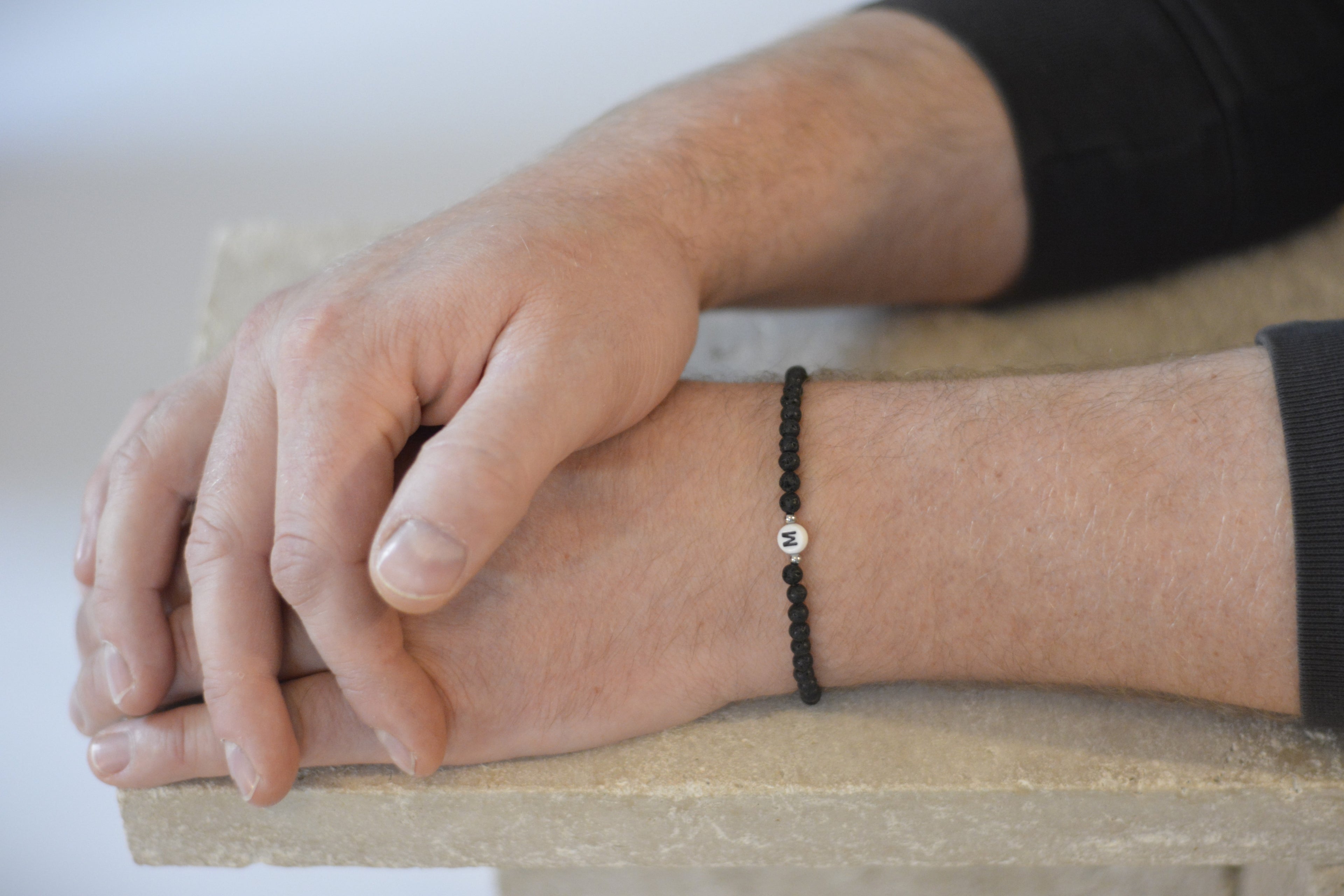 Lavaperlen‑Armband – personalisierbar mit Initialen