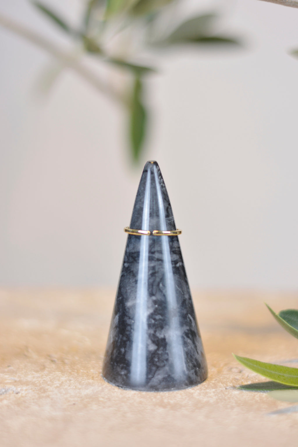 Elegant V-Form offener Edelstahlring