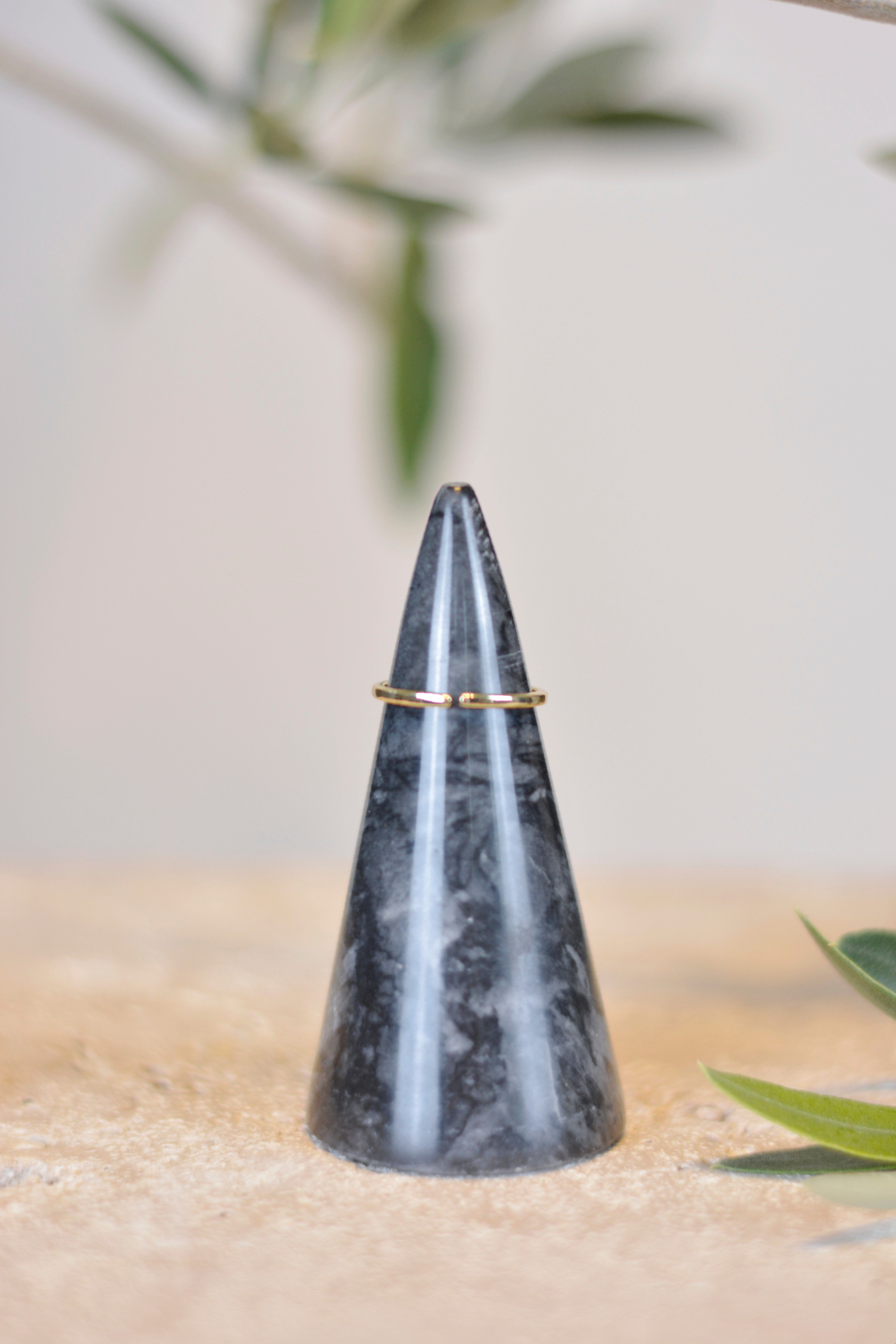 Elegant V-Form offener Edelstahlring