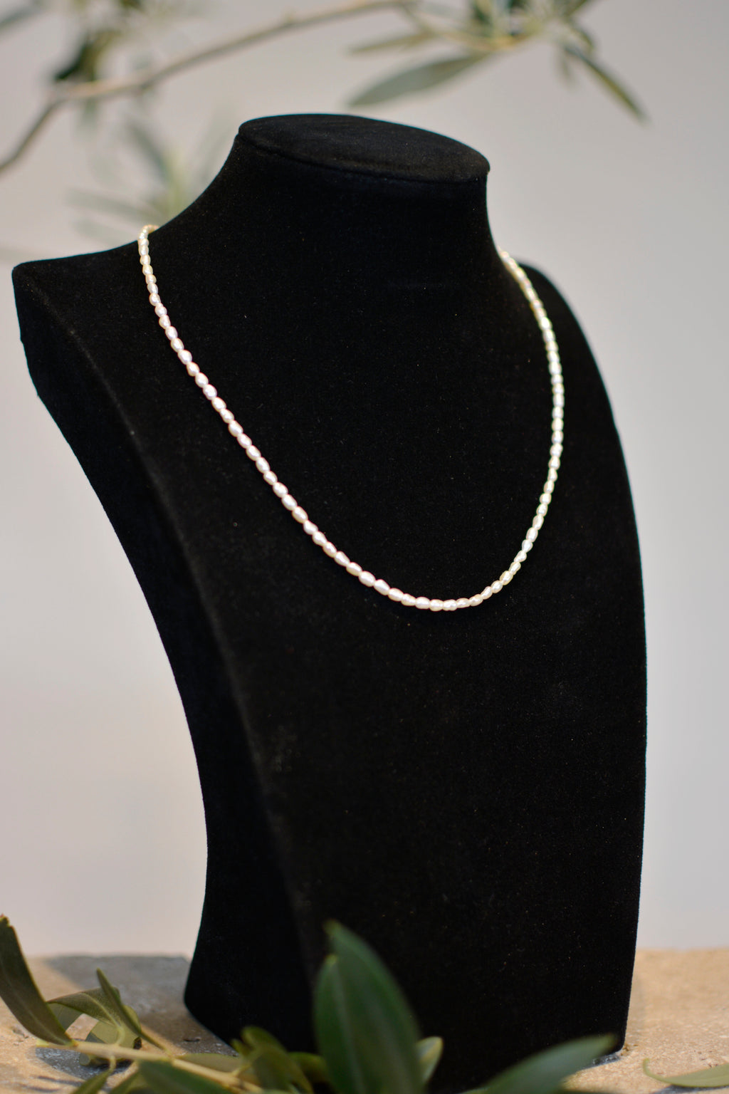 Minimalistische Choker-Kette aus feinen weißen Süßwasser-Reisperlen