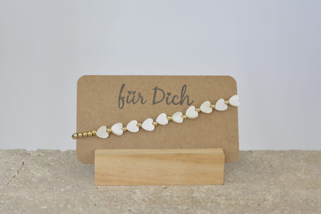 Armkette „Heart of Pearl“ – Filigrane Kette mit schimmernden Perlmuttherzen – Boho-Chic & zeitloser Perlenschmuck
