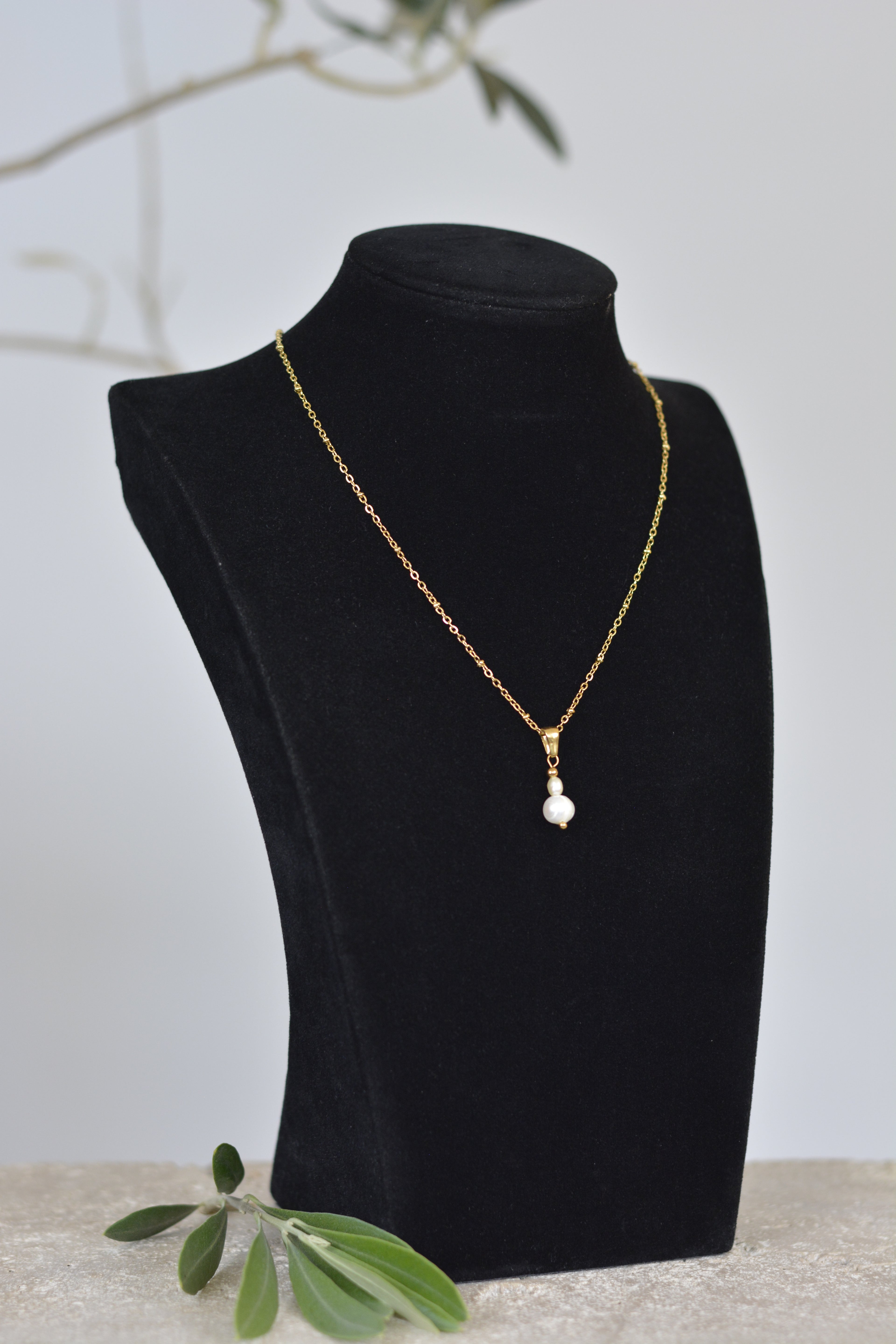 Duo-Pearl Necklace – Zarte Goldkette mit doppeltem Perlen-Drop