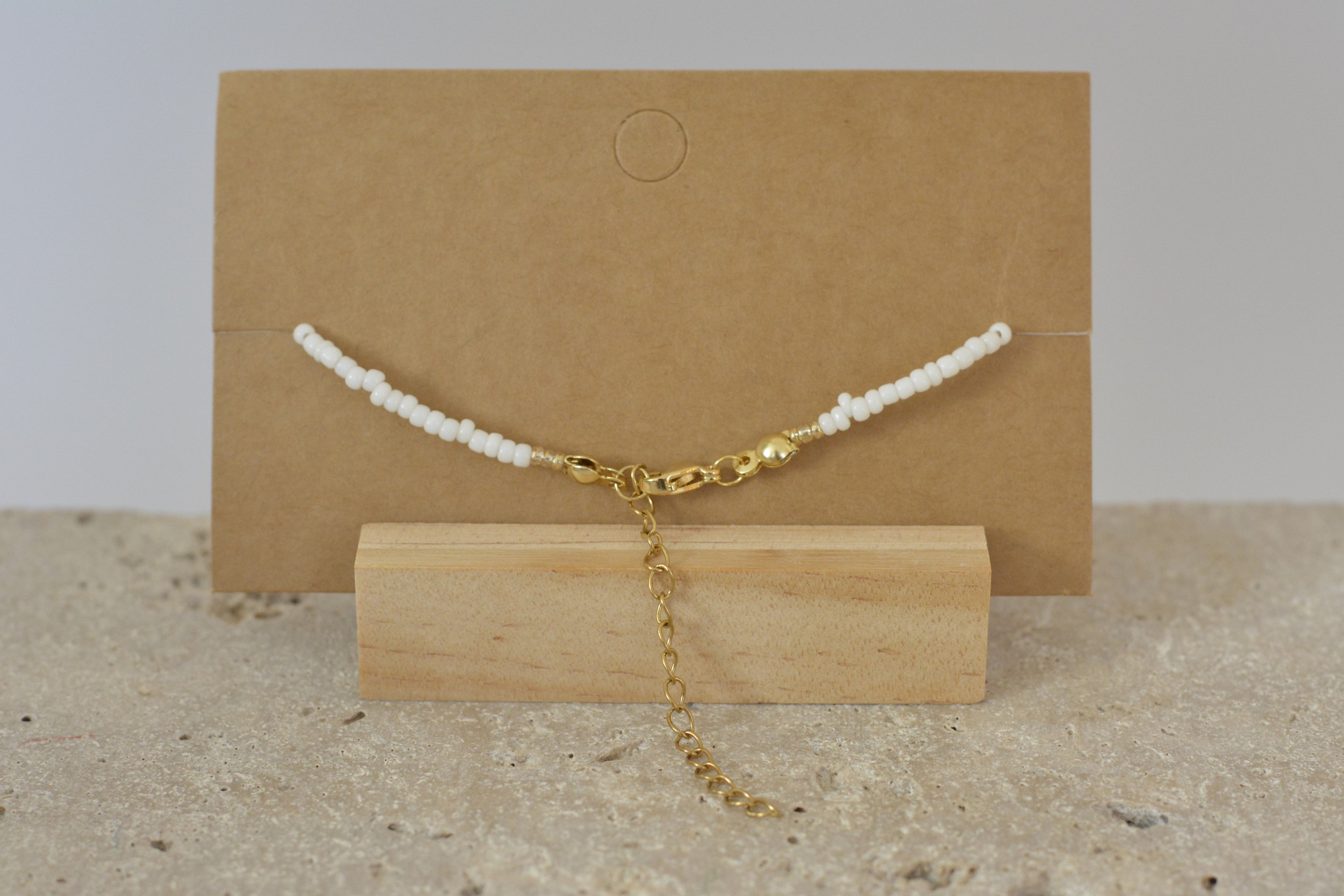 Minimalistisches Fußkettchen mit weißer Süßwasserperle und kleinen weißen Glasperlen