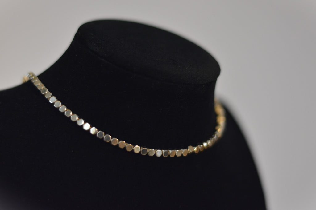 Elegantes Collier aus vergoldeten Hexagon-Elementen (auch in silber verfügbar)