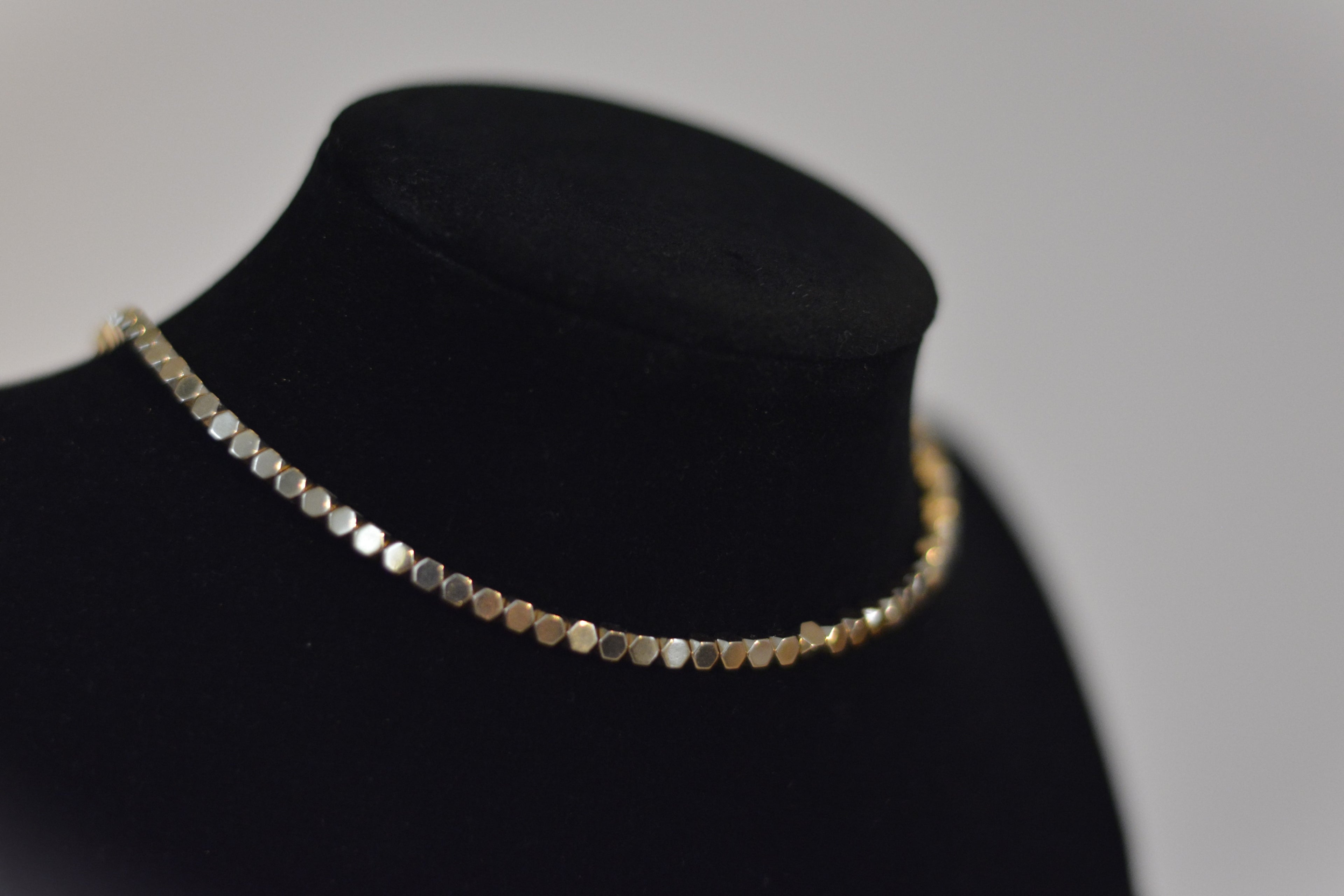 Elegantes Collier aus vergoldeten Hexagon-Elementen (auch in silber verfügbar)