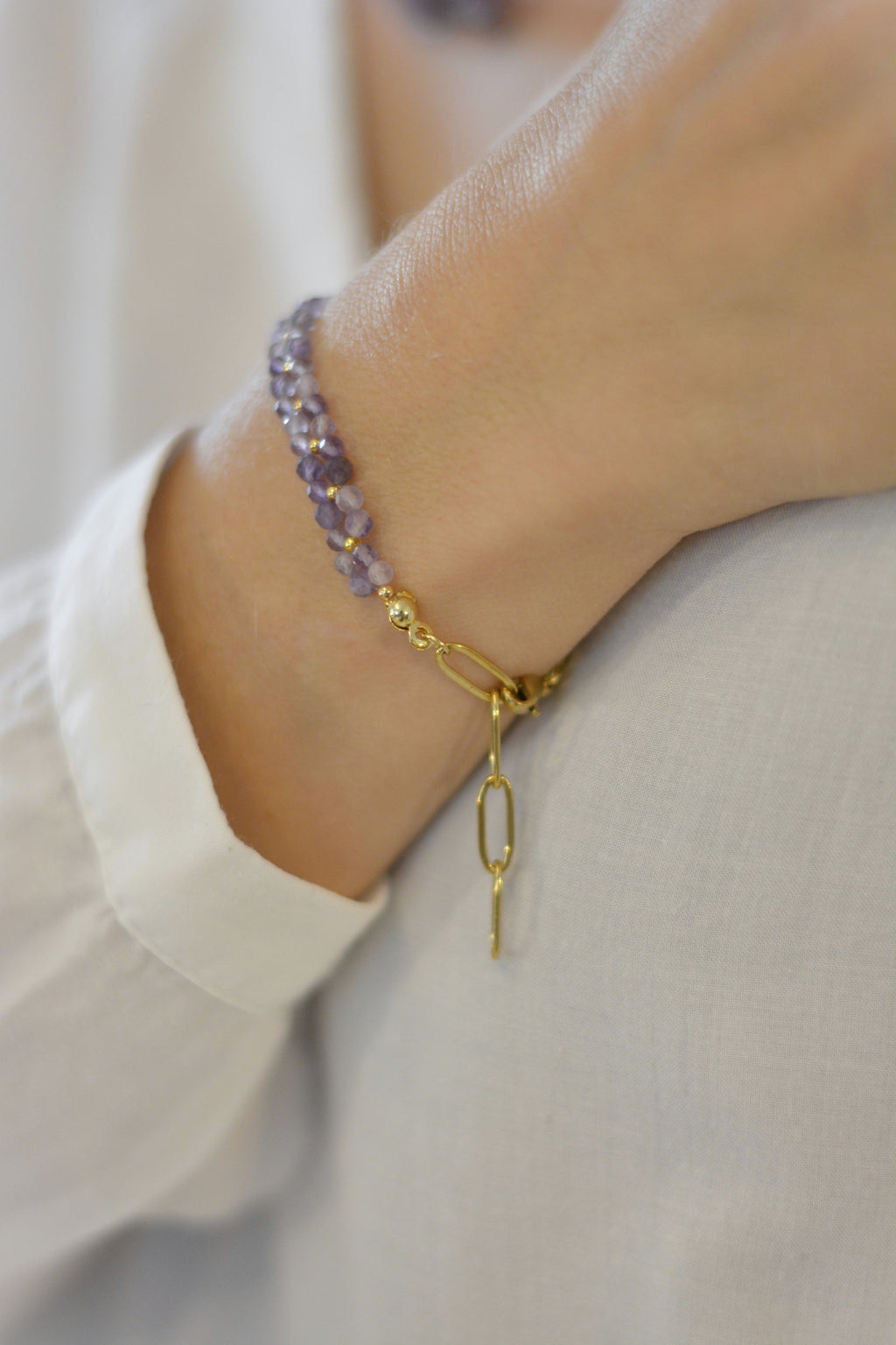Duo-Layer Armband: Facettierte Amethystperlen mit goldenen Edelstahlperlen