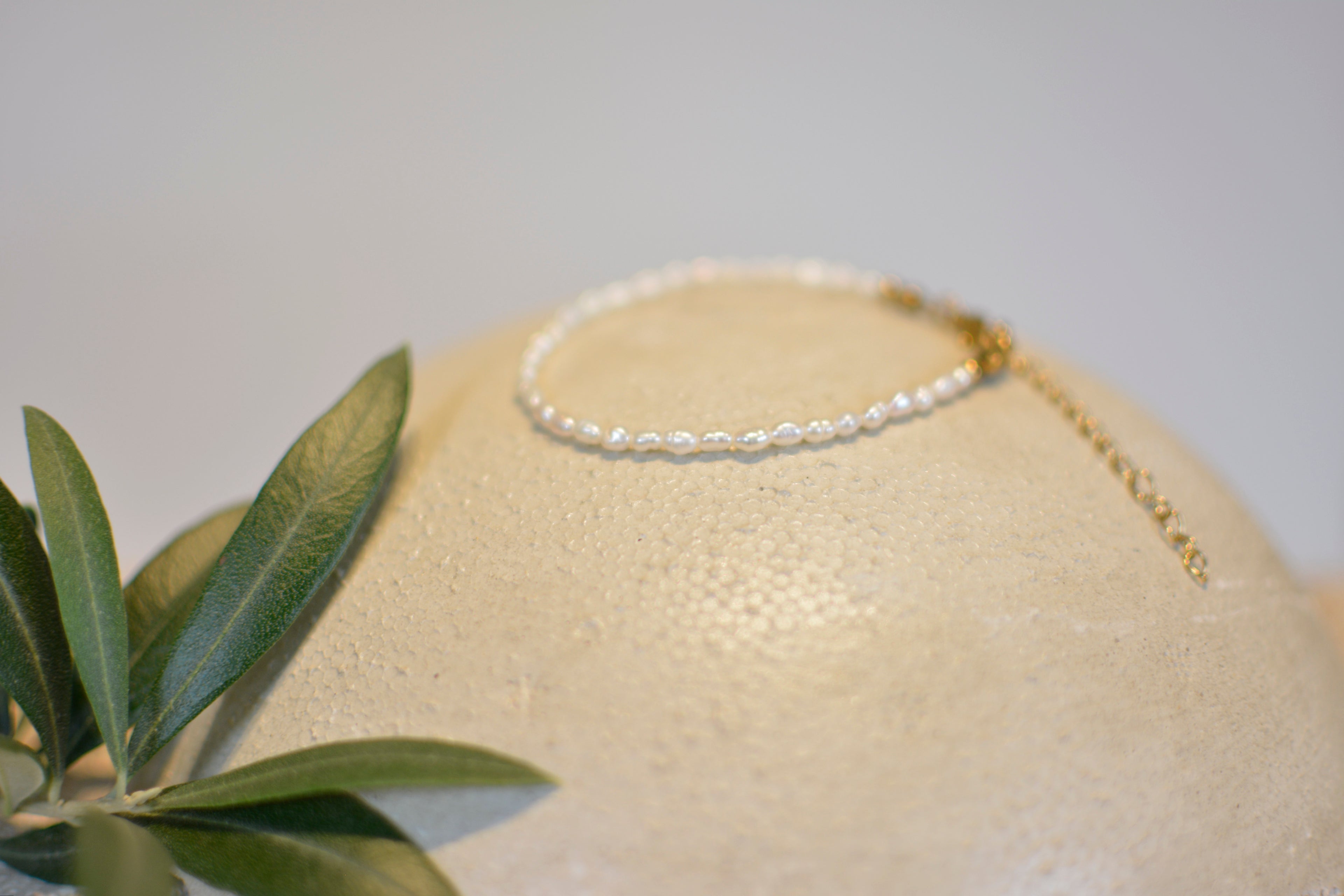 Filigranes Süßwasserperlen-Armband mit Reisperlen