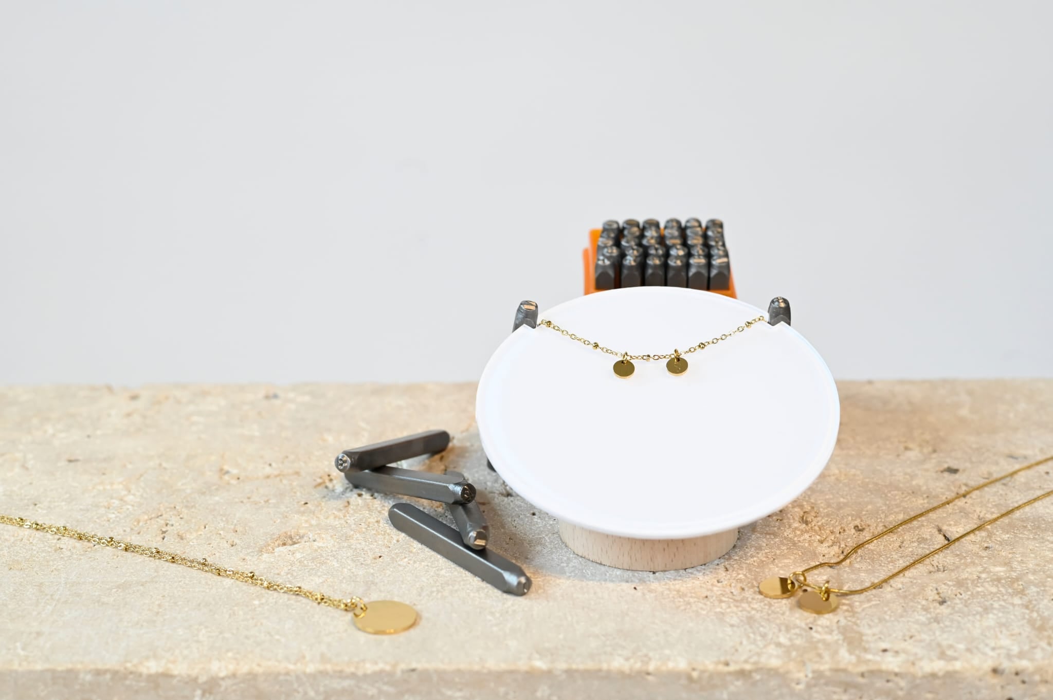 Initialien Armband - Plättchen mit geprägten Buchstaben individuell