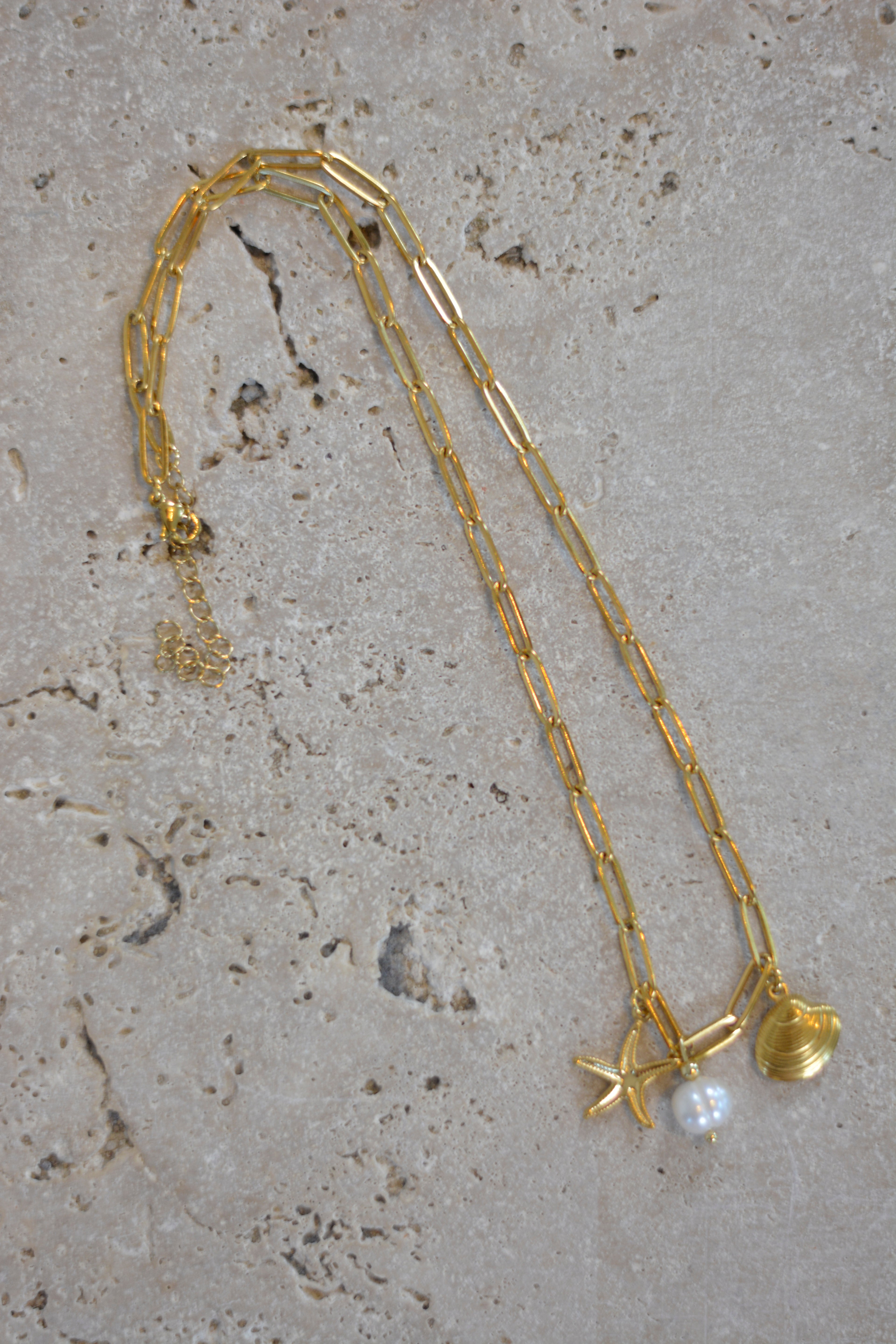 Goldene Gliederkette mit maritimen Anhängern: Seestern, Muschel & Perle