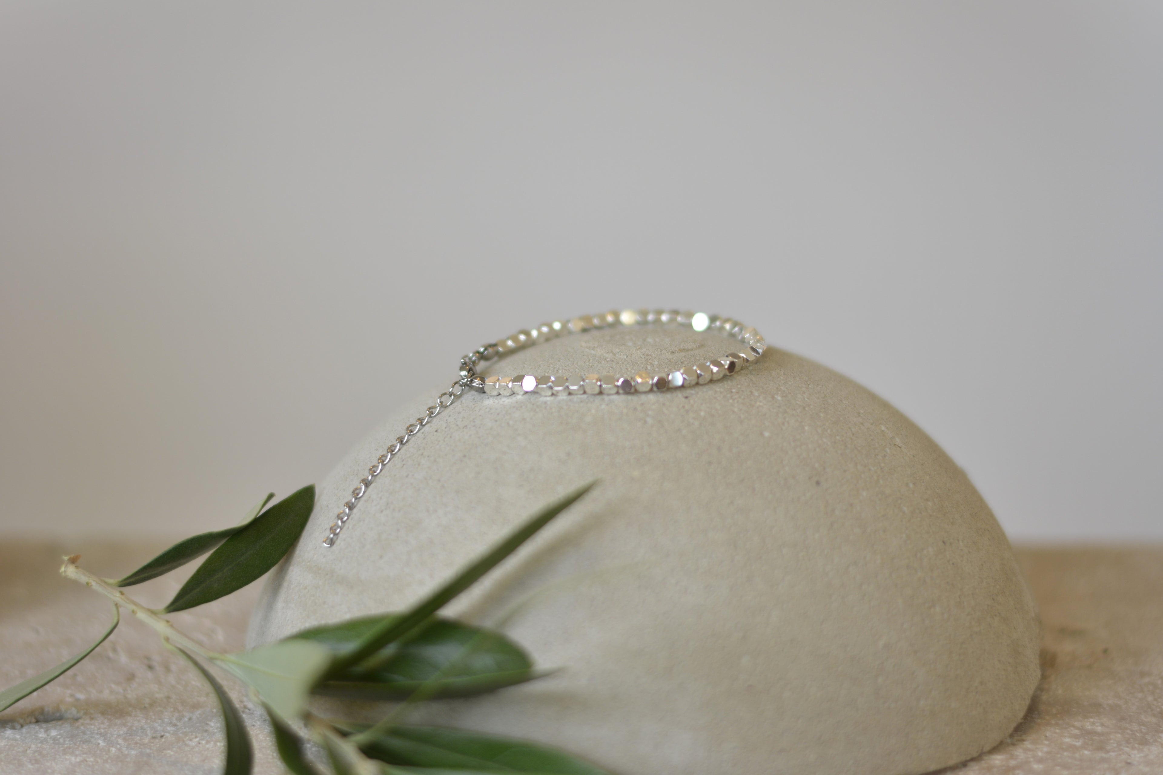 Elegantes Collier aus vergoldeten Hexagon-Elementen (auch in silber verfügbar)