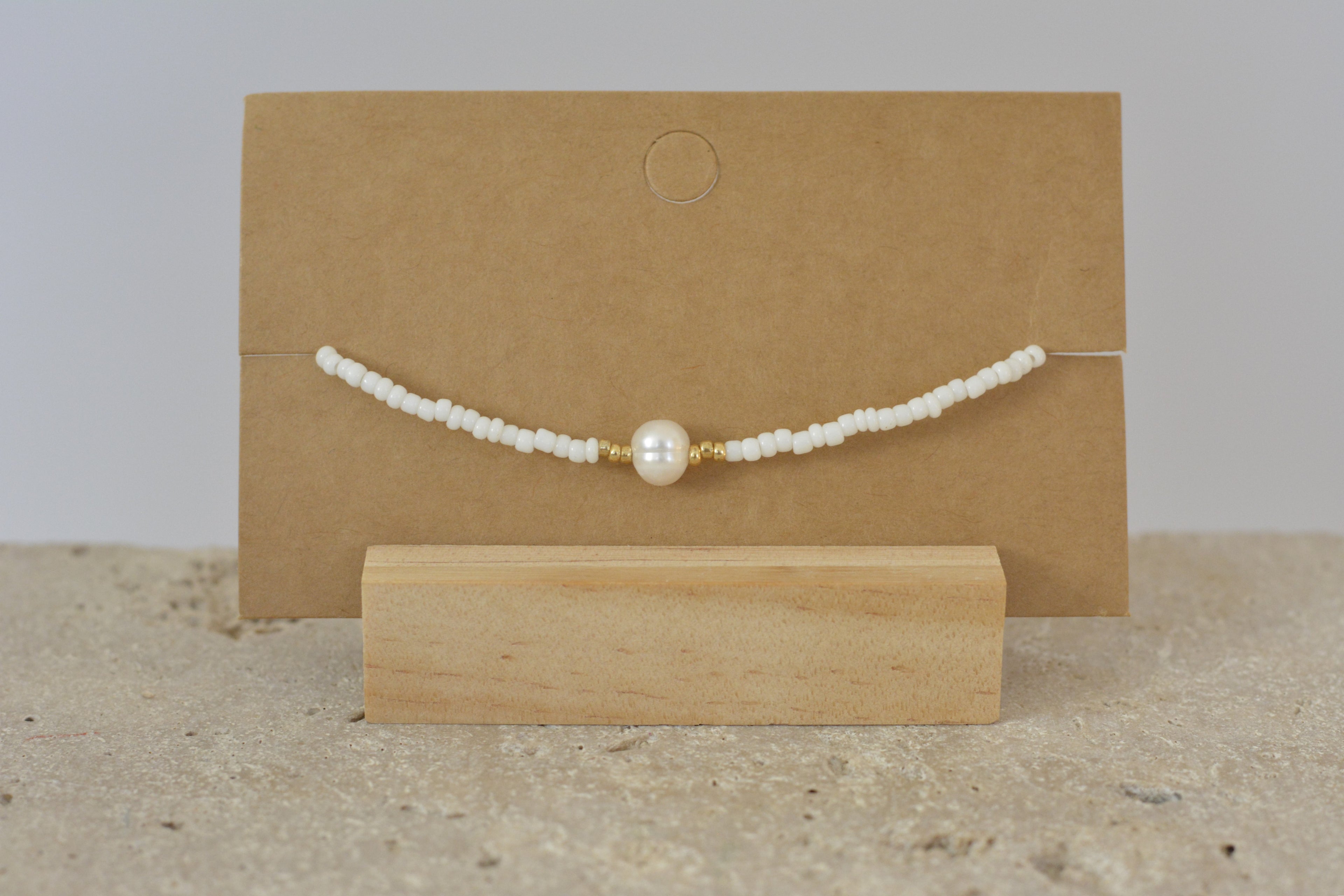 Minimalistisches Fußkettchen mit weißer Süßwasserperle und kleinen weißen Glasperlen