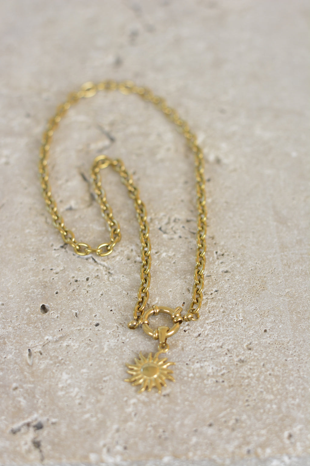 Markante Titanstahlkette mit Sonnenanhänger - moderner Schmuck