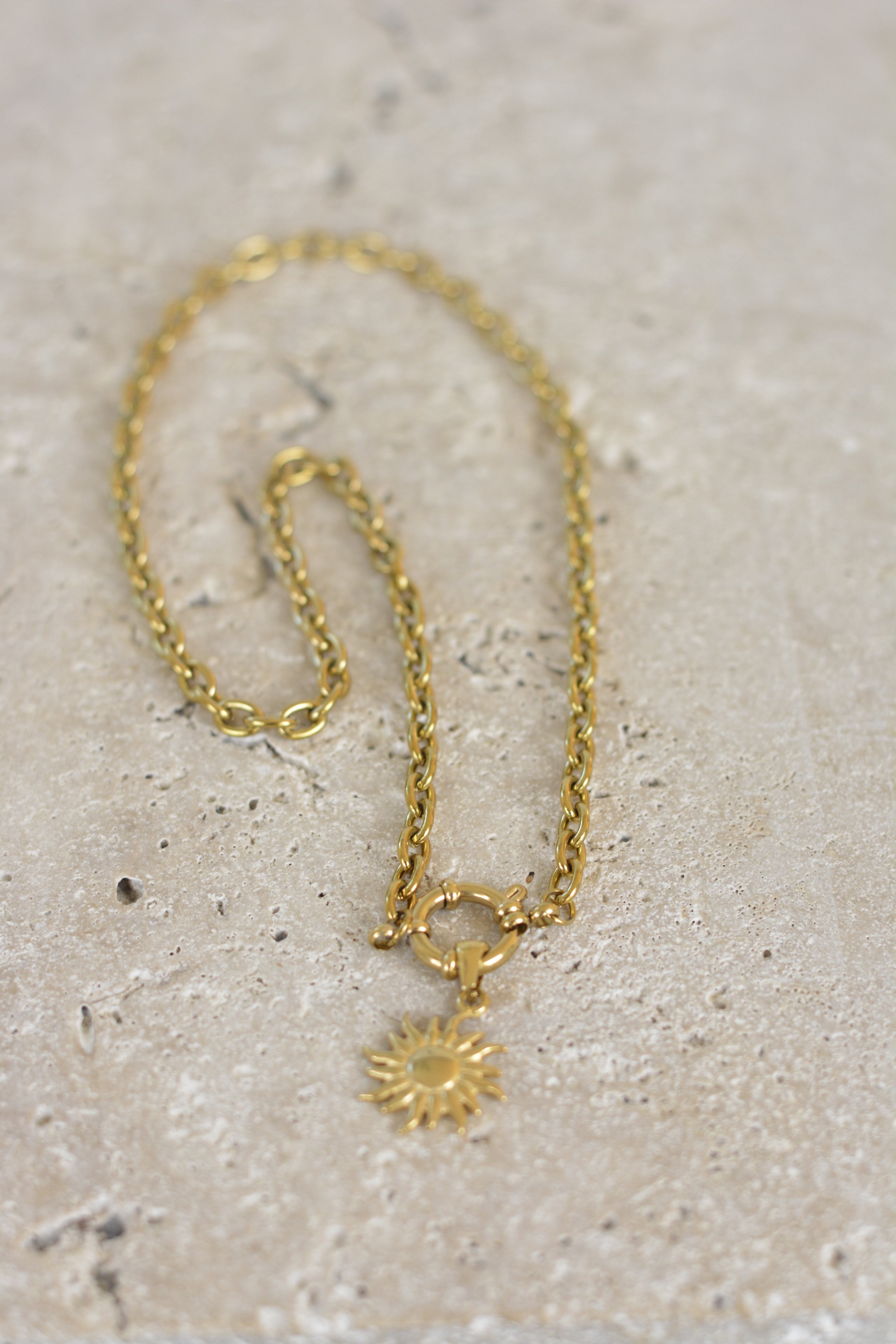 Markante Titanstahlkette mit Sonnenanhänger - moderner Schmuck