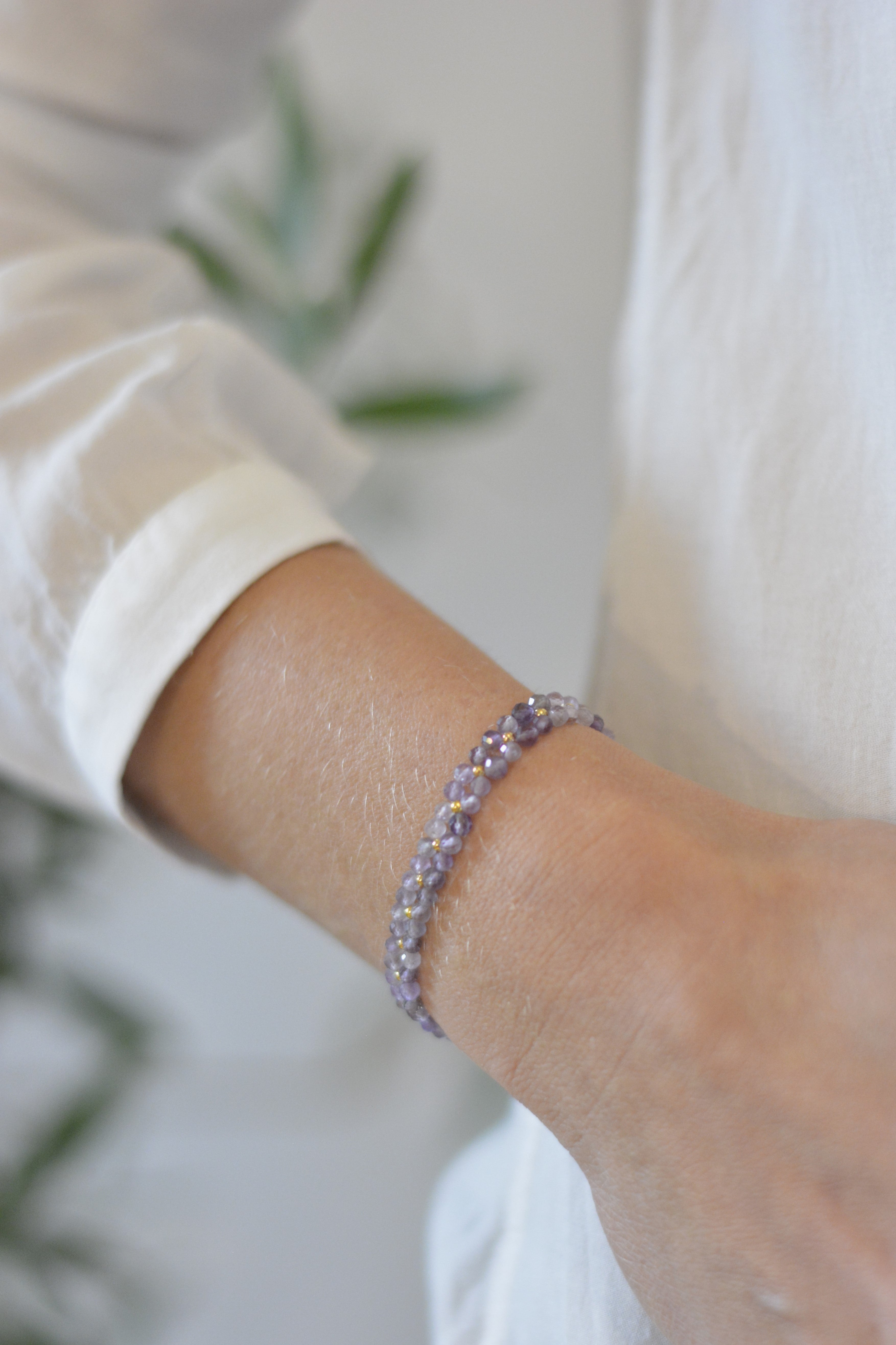 Duo-Layer Armband: Facettierte Amethystperlen mit goldenen Edelstahlperlen