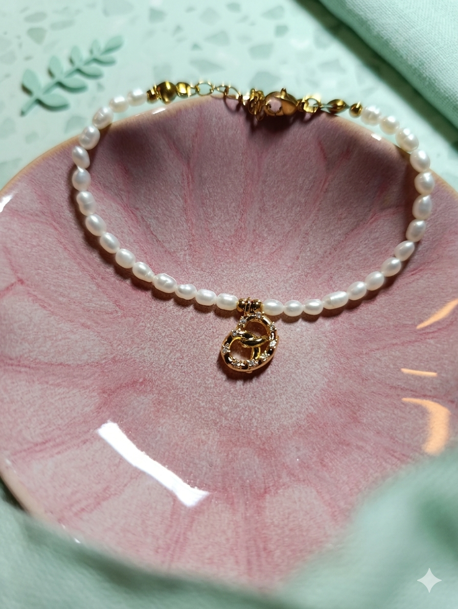 Perlenarmband Brezel Gold – Süßwasserperlenarmband mit Glitzer-Steinen