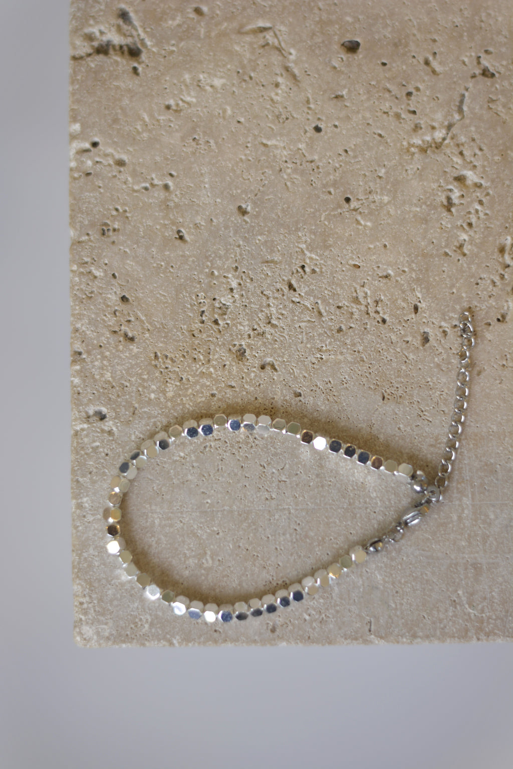 Minimalistisches Kugelarmband in Gold-Optik