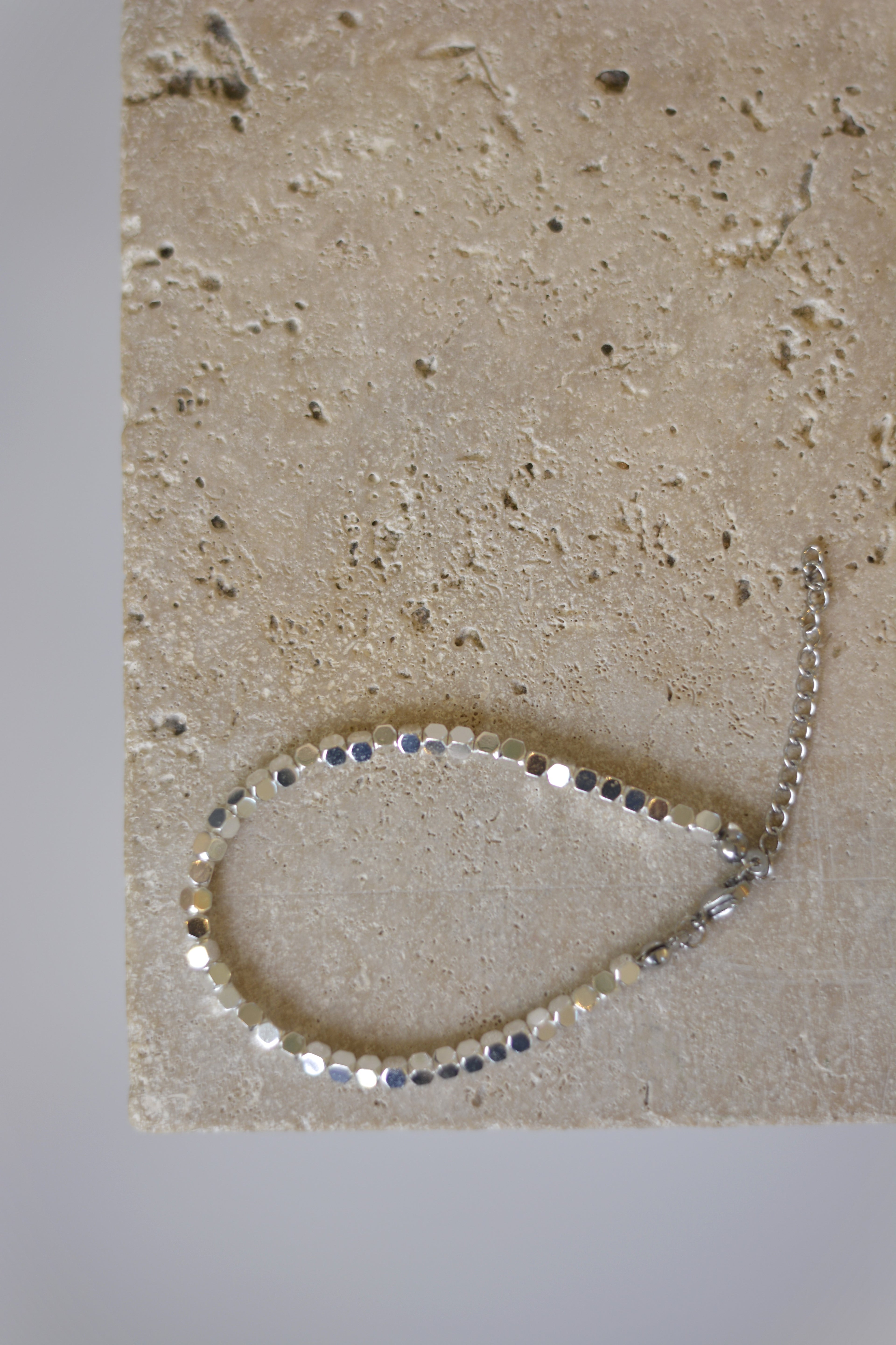 Minimalistisches Kugelarmband in Gold-Optik